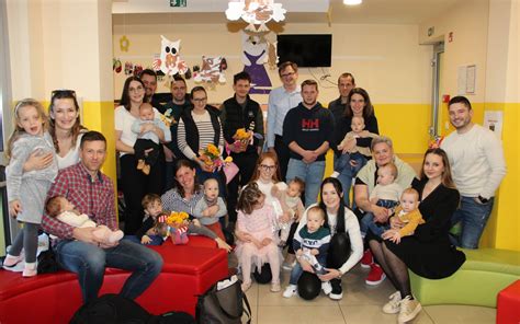 družina s psom in otrokom