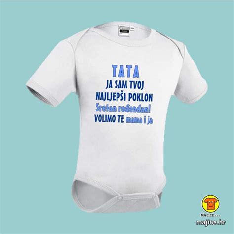 Oče in sin nosita enake majice s smešnim napisom