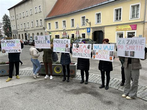 Otrok v pisanem rešilnem jopiču