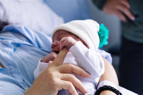 Simbolična fotografija para, ki drži dojenčka