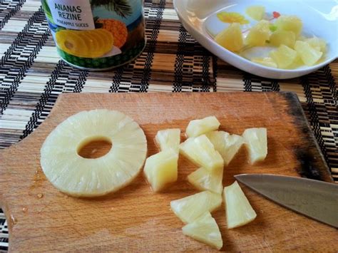 fotografija svežega ananasa narezanega na kose