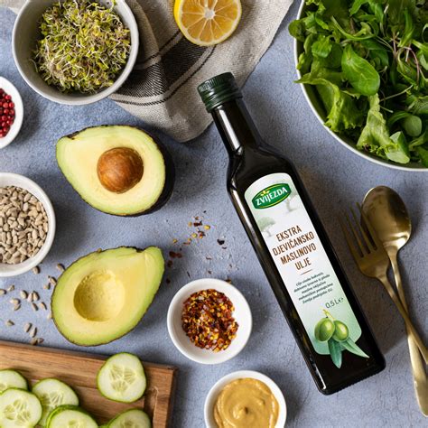 Steklenica ekstra deviškega olivnega olja ob otroški hrani.