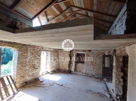 Stara kamnita stavba porodnišnice v Postojni