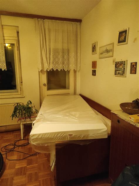 Sodobna porodniška soba s posteljo in medicinsko opremo