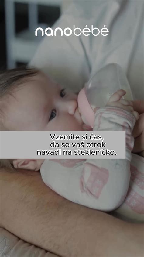 Nežen objem mamice in dojenčka