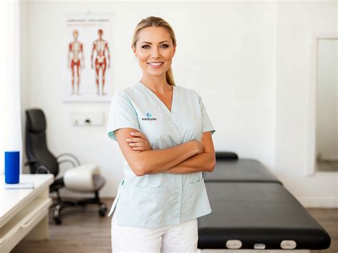 Fizioterapevt izvaja vaje z dojenčkom