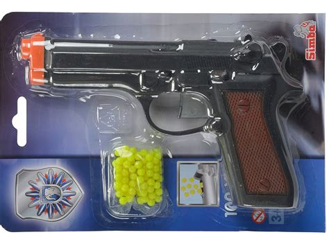 Kompilacija različnih pustnih dodatkov: maska, lasulja, klobuk, igrača pištola.