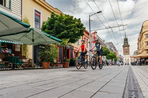 Ulica v centru Beljaka z nakupovalnimi trgovinami