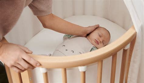 Dojenček v različnih položajih pestovanja