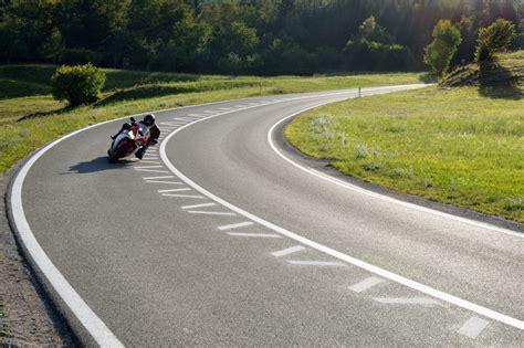 motorist med vožnjo v ovinku