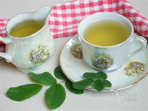 Ilustracija dojenčka, ki pije čaj iz kozarčka