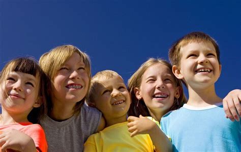 Družina z več otroki, ki se igra