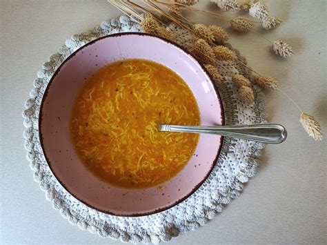 Sestavine za korenčkovo kašico na leseni deski