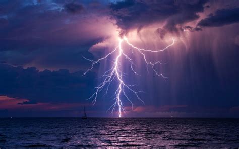 Ilustracija nevihte s strelami, ki udarjajo v zemljo