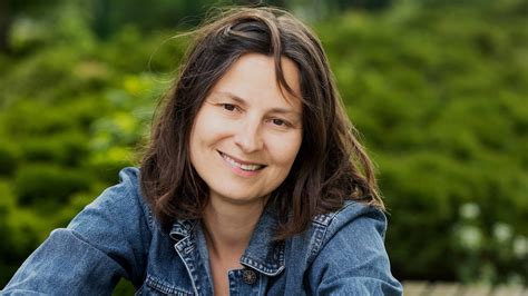 Simona Semenič v raztrgani slovenski zastavi