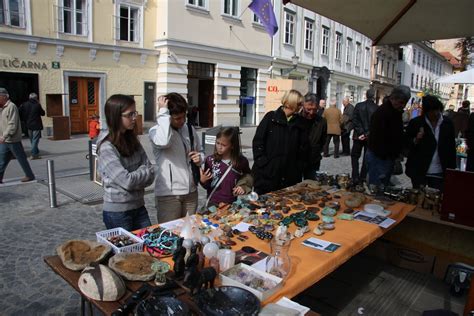 Ljubljanski bolšji sejem na Čevljarskem mostu