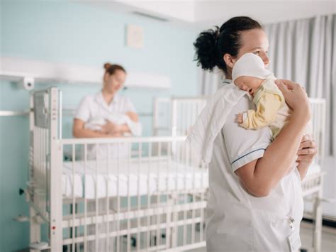 mama doji novorojenčka ob prisotnosti medicinske sestre