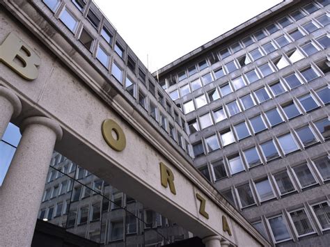 Ženska gleda otroka v zibelki