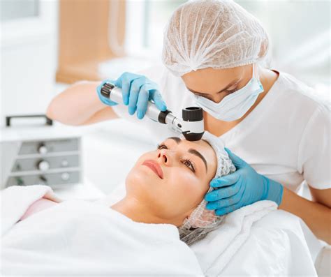 Dermatolog pregleduje lasišče dojenčka