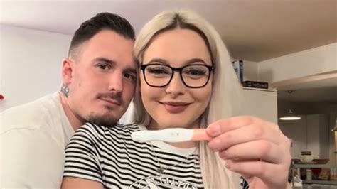 Oseba, ki drži nosečniški test