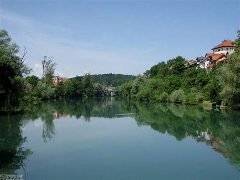 Reka Krka z mestnim jedrom Novega mesta