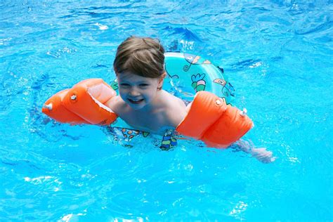 Otrok z rokavčki v bazenu