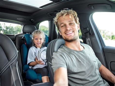 shematski prikaz pravilno pripetega otroka v varnostnem sedežu