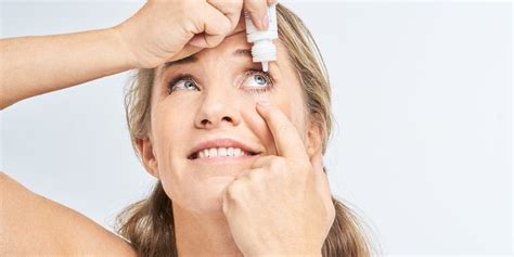 Ilustracija pravilnega nanašanja kapljic za oči dojenčku