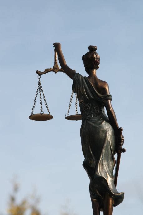 Simbolična slika tehtnice pravice z lupo