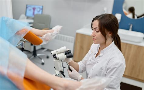 Ilustracija ginekološkega pregleda z odvzemom brisa materničnega vratu.