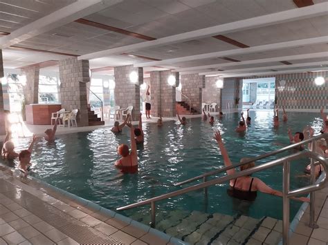 Nosečnica v bazenu z morsko vodo