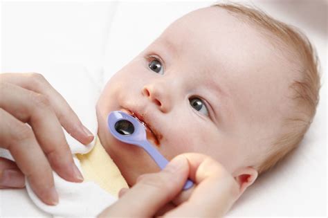 Dojenček jemlje zdravilo