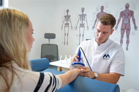 Diagram, ki prikazuje delovanje kortikosteroidnih mazil pri zmanjševanju vnetja na koži.