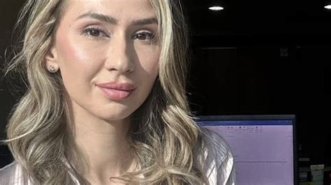 Ilustracija nosečnice, ki kašlja, z nežnim poudarkom na njeni dobrobiti in dobrobiti ploda.