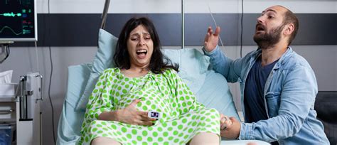 Ženska med porodom, ki jo podpira partner