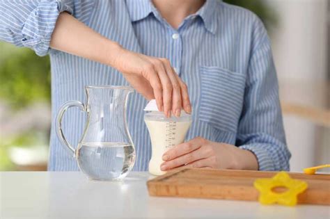 Prikaz pravilnega merjenja vode in mlečnega prahu za adaptirano mleko