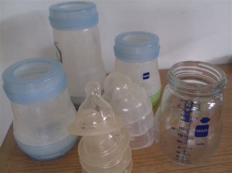 Prikaz stekleničke z ločenima predeloma za vodo in mlečni prah