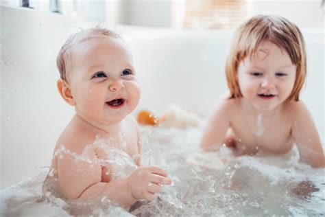 Ilustracija dojenčka s skrbno nego kože