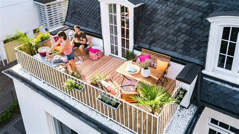 balkon z vrtnimi blazinami vodenih barvah