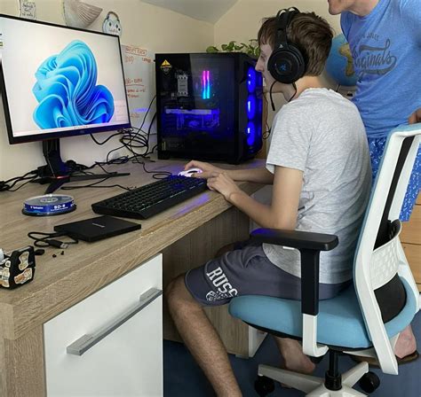 Moški, ki sedi sam pred računalnikom