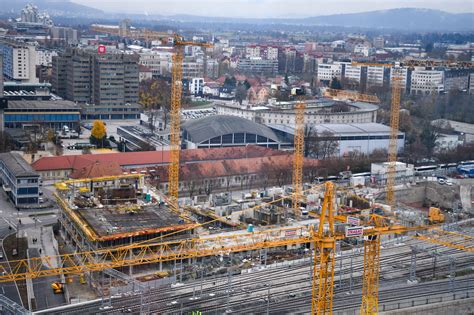 Gradbišče s sodobnimi stroji