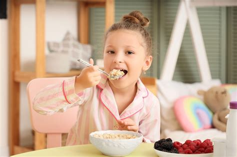 Otrok, ki je hrano iz kovinske žličke