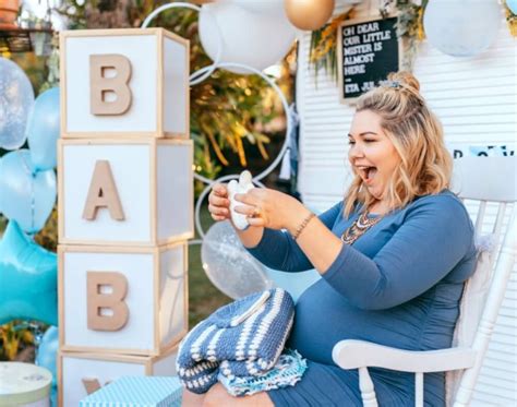 Nosečnica in prijateljice na baby showerju