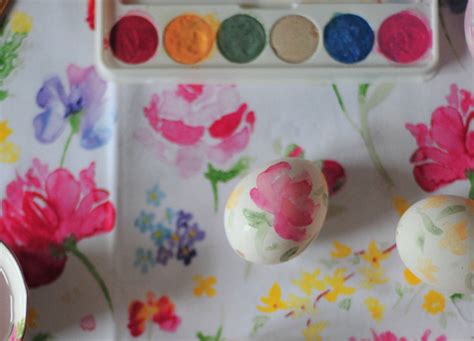 Otrok ustvarja z barvami na papirju