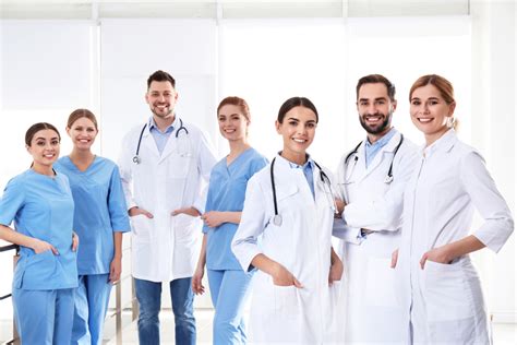 medicinska sestra pri negi pacienta