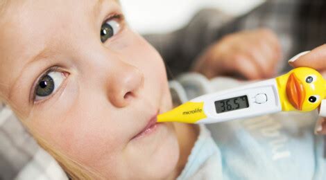pediatrinja meri telesno temperaturo dojenčku