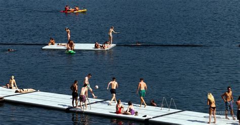 Ženska v dvodelnih kopalkah na plaži