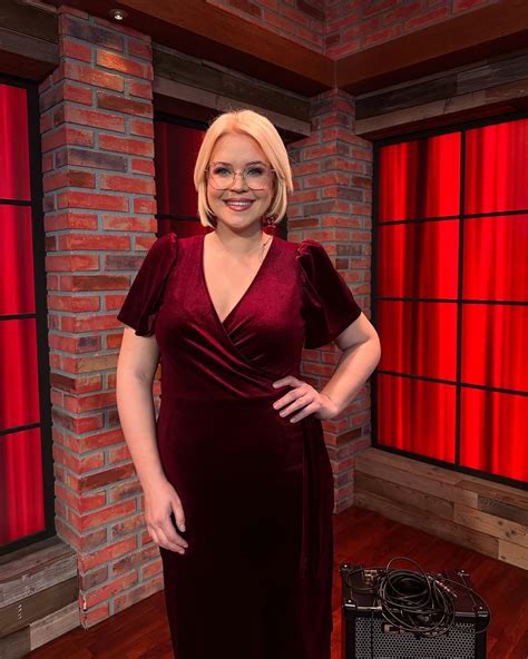 Darja Gajšek v elegantni nosečniški obleki