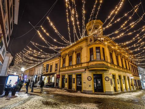 Ilustracija prazničnih lučk in daril, ki simbolizirajo izplačila ob koncu leta.