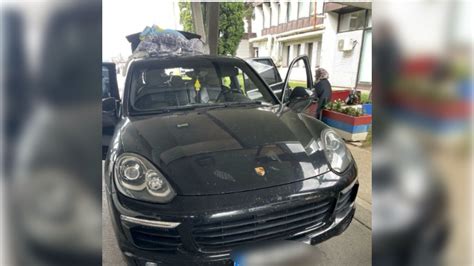 Ženska v udobnem nosečniškem spodnjem perilu